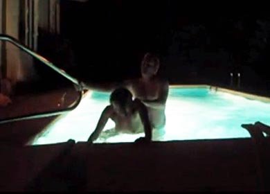 Подсмотрел, как сосед чпокнул раком подругу в бассейне ночью