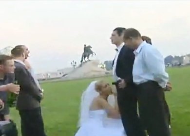 Свадьба закончилась ганг банг групповухой с невестой на природе