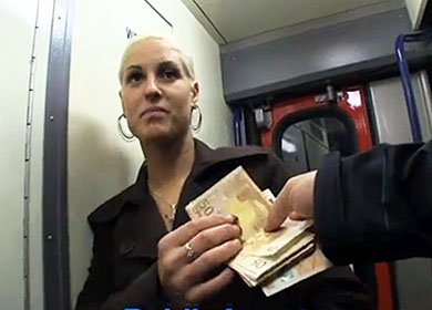 Красотка подставила киску с пирсингом за деньги в поезде