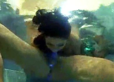 Секс под водой в бассейне во время оргии на девичнике