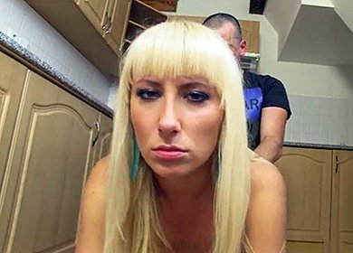Блондинка с торчащими сосками ебется с сожителем на кухне