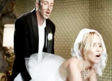 Очкарик трахнул и обкончал невесту конфетами из рекламы Skittles