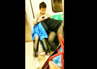 Студентка делает публичный минет парню в метро
