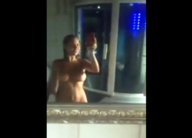 Голая Елена Беркова крутится перед зеркалом в ванной