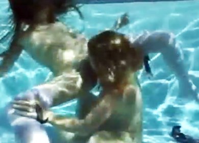 Телочка делает кунилингус подруге лесбиянке под водой