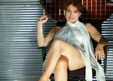 Турецкая селебрити косит под Шерон Стоун, показывая что у нее под юбкой