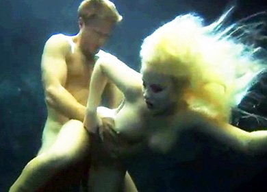 Красивый секс под водой с фигуристой блондинкой Whitney Taylor