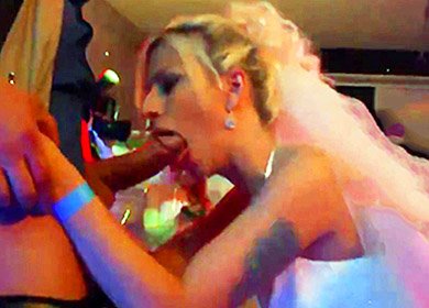 Невеста берет в рот члены во время групповухи в ночном клубе