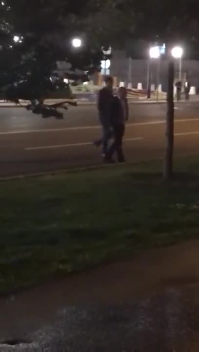После клуба русская пьяная парочка трахается на улице возле моста, а подруга снимает