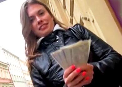 Туристка дала кончить в жопу за деньги на билет домой