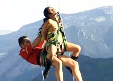 Альпинистка делает минет и скачет на хуе подвешенная на страховке