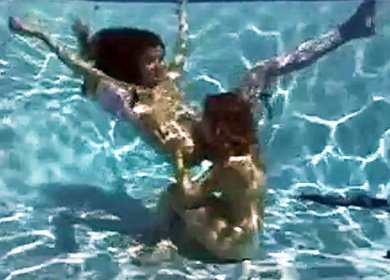 20-летние лесбиянки делают куни в позе 69 под водой