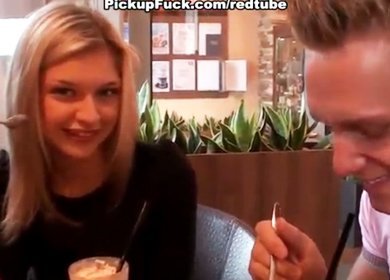 Русские пикаперы трахнули блондинку в туалете кафе