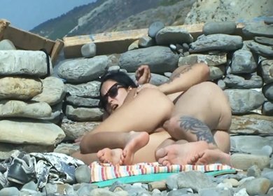 Аноним подглядывает за нудистами во время секса на пляже