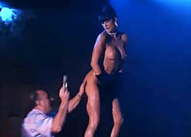 Деми Мур с силиконовыми сиськами танцует на сцене в фильме «Стриптиз»