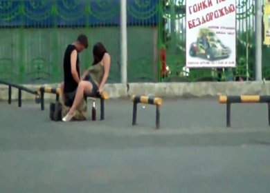 Русский парень мастурбирует пизду брюнетки на площади