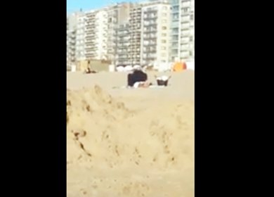 Парень подсмотрел на пляже за сексом туристов