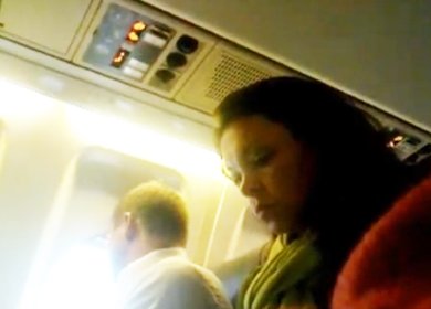 Чувак тайно дрочит на брюнетку во время перелета на самолете