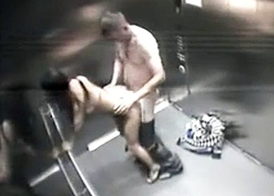 Молодые ебутся в застрявшем лифте на скрытую камеру