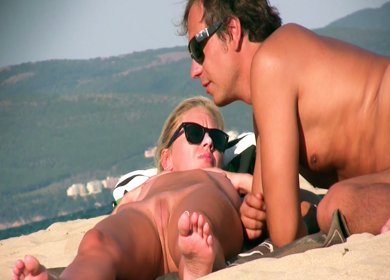 Заценил пухленькие половые губы красавицы на нудистском пляже