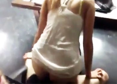 Болгарка скачет пиздой на пенисе начальника в офисе