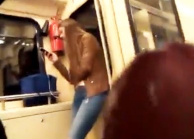 Подрочил хуй на блондинку в пустом вагоне метро