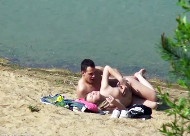 Затаился в кустах и снял, как пара трахается на пляже