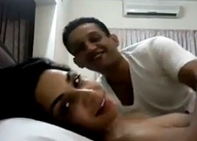 Домашнее видео, где Meera и Navid трахаются в миссионерской позе