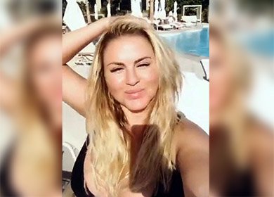 Пышногрудая блондинка Анна Семенович позирует в бикини на курорте