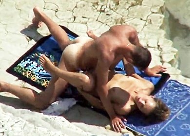 Турист подсмотрел, как парень чпокнул худую подругу на каменистом пляже