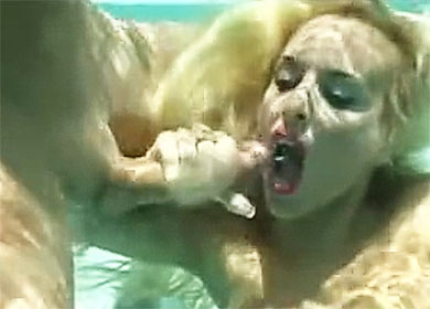 Ихтиандр погружается в пизду блондинки на дне бассейна