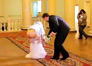 Невеста засветила попку, потеряв юбку на свадебной церемонии