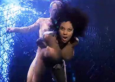 Пышногрудая негритянка ебется под водой с белым любовником
