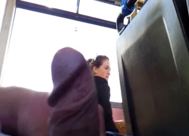Дрочит хуй на глазах у пассажирки автобуса