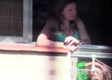 Снимает скрытой камерой секс пары на балконе