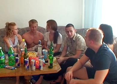 Студенческая групповуха во время пьянки и игры на раздевания