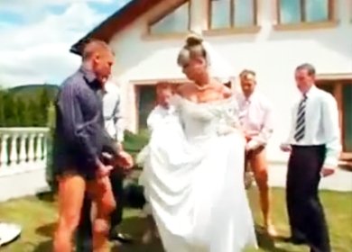 Невесту пускают по кругу на свадьбе