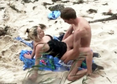 Страстная ебля на пляже с грудастой блондинкой
