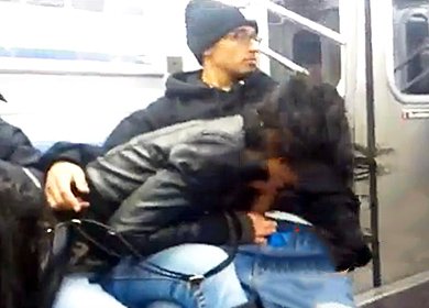 Две пьяные бляди сосут члены в метро перед пассажирами