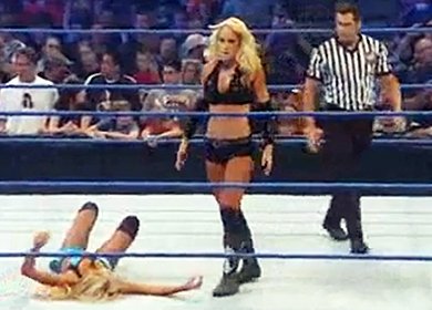 Рестлерша Kelly Kelly против Michelle McCool на ринге WWE