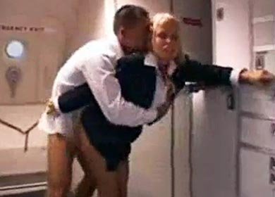 Сисястая стюардесса занимается сексом с пассажиром в самолете