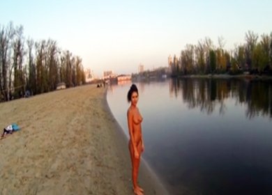Голая украинка купается на пляже