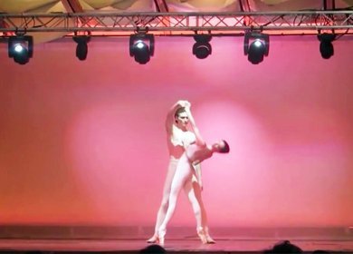 Сексуальная балерина Lucia Lacarra танцует в обтягивающей одежде