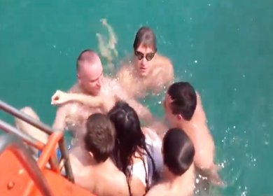 Пьяная баба прыгает в море к мужикам с твердыми членами
